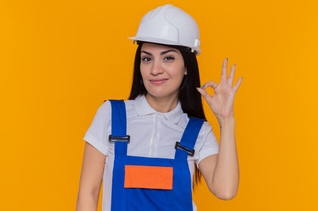 好穿着施工制服和安全帽的年轻建筑工人制服女人建筑工人