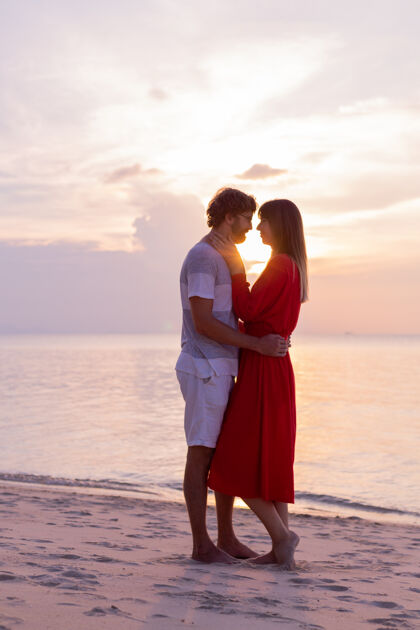 浪漫日落时分热带海滩上的一对幸福浪漫的情侣爱情侣人