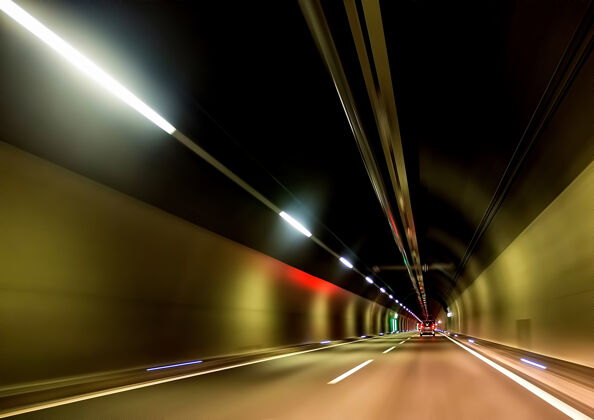 阿尔卑斯山黑棕色地铁隧道最小透视