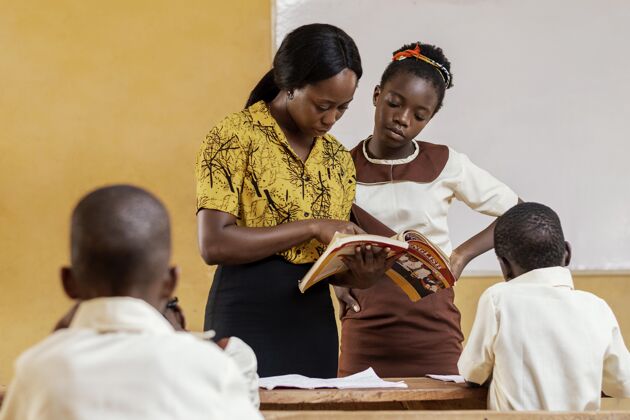 青年在课堂上教孩子的非洲女人教育小学班级
