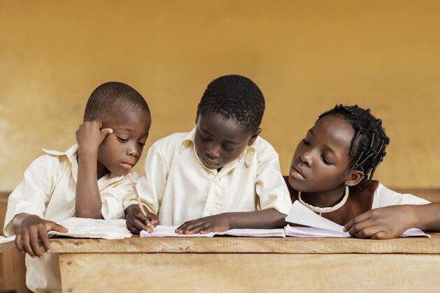 课堂一群非洲孩子一起学习班级孩子教育