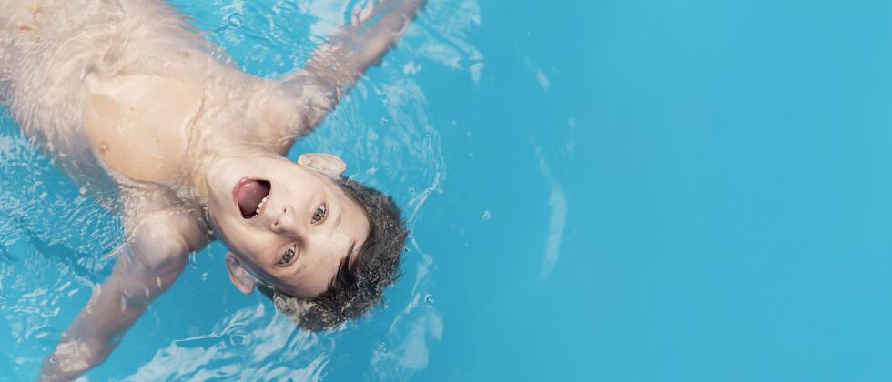 青年泳池里的中枪小子可爱肖像游泳池