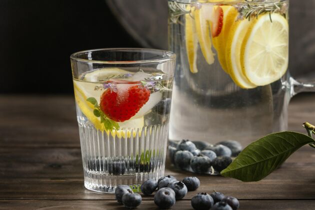 健康健康的柠檬水在玻璃排列整理柠檬水健活方式