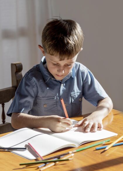 表情中等身材的孩子在笔记本上写字垂直孩子年轻