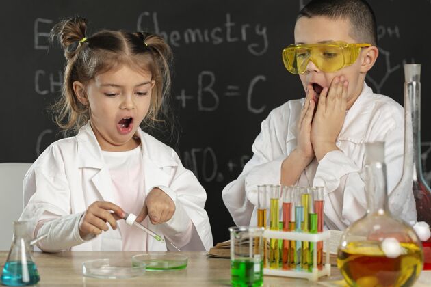 科学孩子们在实验室做实验男孩科学黑板