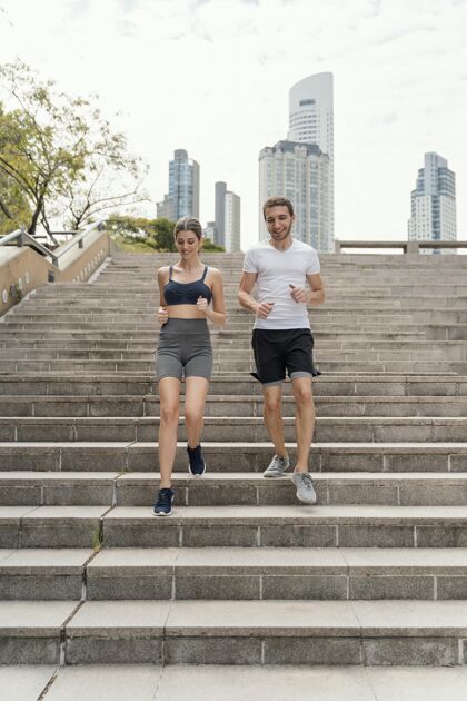 活力男人和女人在楼梯上锻炼的正面图锻炼锻炼男人