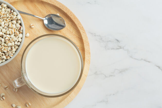 营养小米牛奶在玻璃杯里准备好了营养产品抗氧化剂