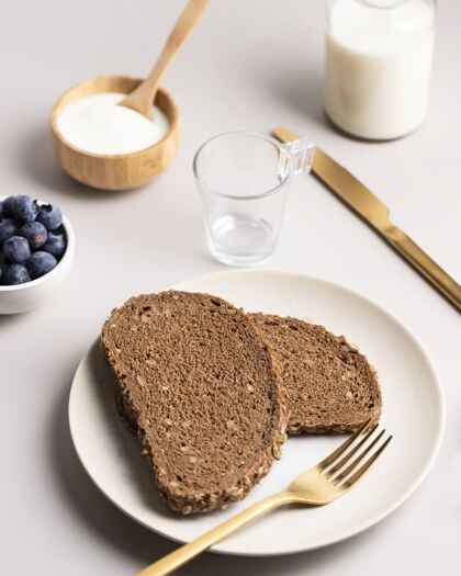 早餐高角度的烤面包加蓝莓和牛奶美食面包美食