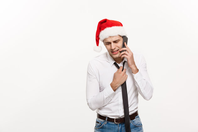 内容紧张的帅哥商人认真地在圣诞节打电话魅力工人休闲