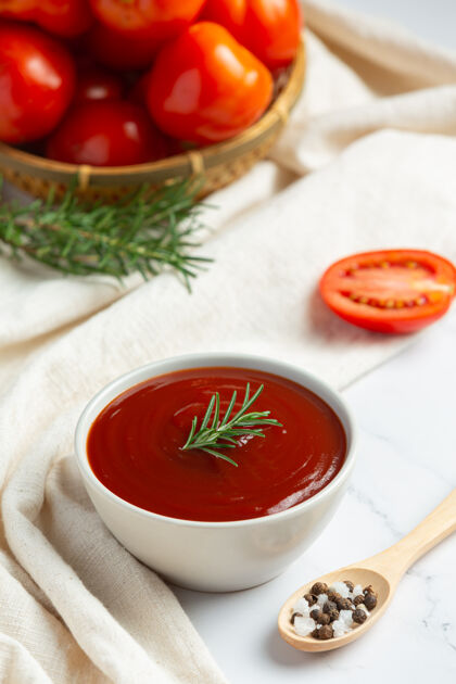 自然番茄酱或番茄酱配新鲜番茄蔬菜蛋白质配料