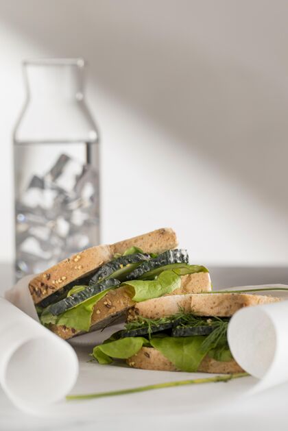 自制黄瓜和绿色三明治的正面图美食美味食物