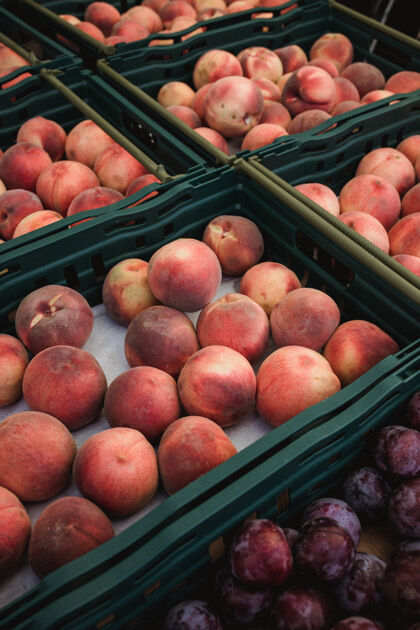 水果绿色篮子里的红桃果实特写镜头桃子小吃食物