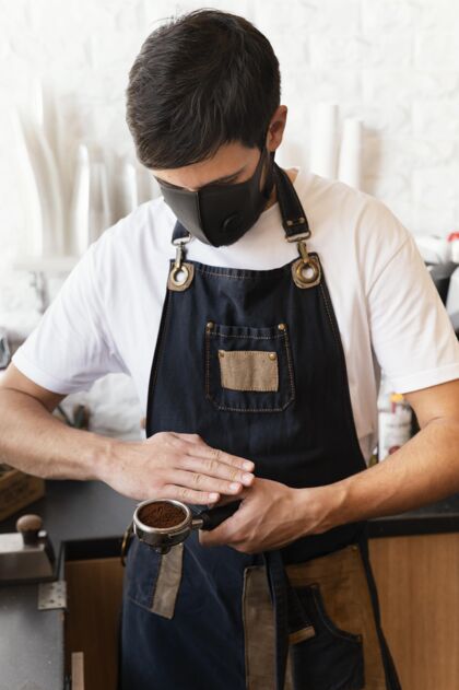 工作戴着面具的中景咖啡师职业香气事业