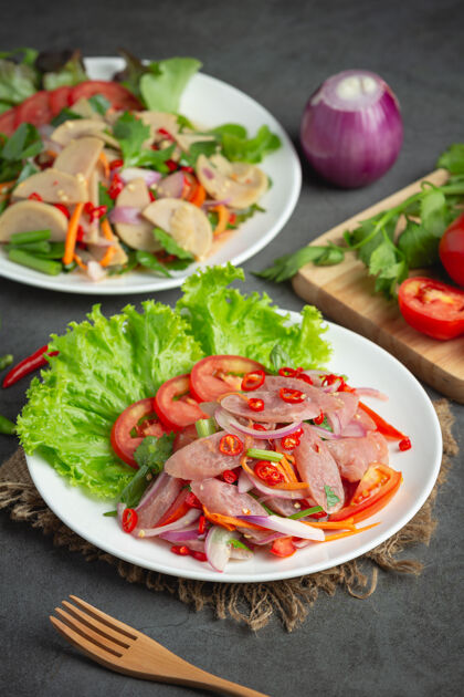 番茄泰国菜；拌酸辣猪肉沙拉或者yumnam食谱能源柠檬