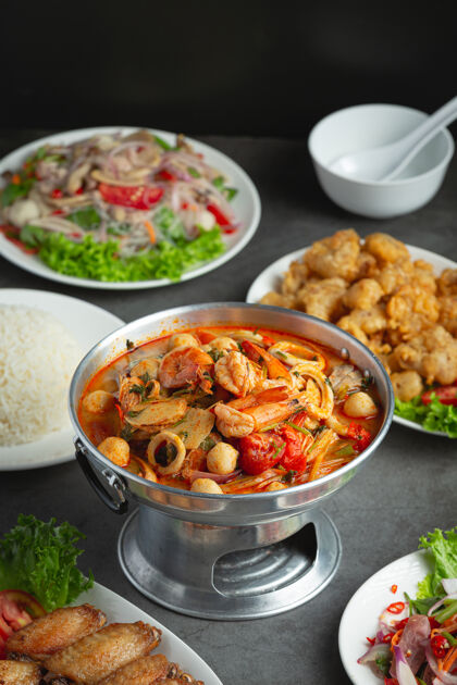 草药泰国菜；汤百胜海鲜或海鲜麻辣汤蛋白质营养食谱