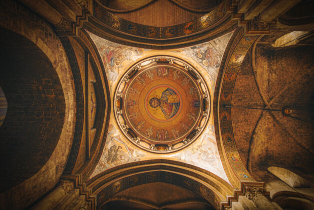 教堂棕色和米色的圆形天花板对称景色
