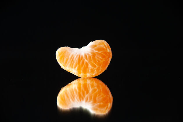 柑橘正面图黑墙上的小橘子片饮料树柑橘果汁黑暗橘子葡萄柚新鲜视野水果