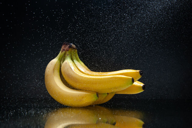 农产品正面图新鲜黄色香蕉深色背景水果热带异国情调颜色深色香蕉饮食可食用水果