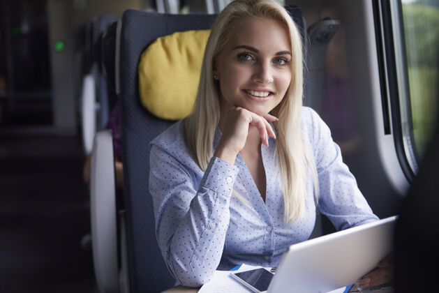 旅行火车上女商人的画像正式服装移动性职业