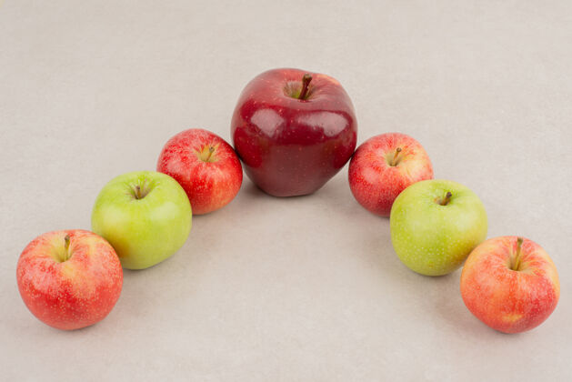 素食白桌子上有许多不同的苹果味道行美味