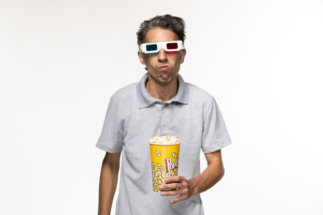 衬衫正面图年轻男性戴着d型太阳镜在白色表面吃爆米花护目镜远程太阳镜