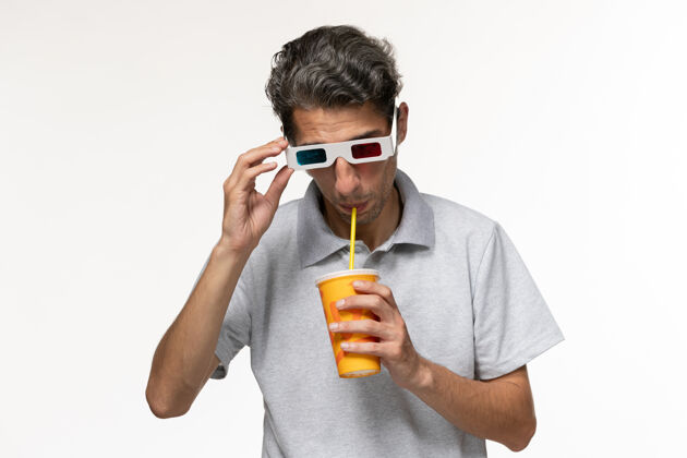 苏打水正面图年轻男性饮用苏打水 戴着d墨镜在白色表面前面电话电影