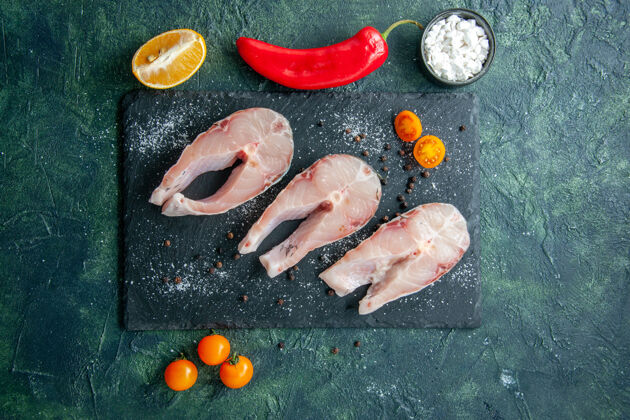 沙拉顶视图深色餐桌上的新鲜鱼片海鲜海味海餐沙拉水胡椒食品水果晚餐烹饪