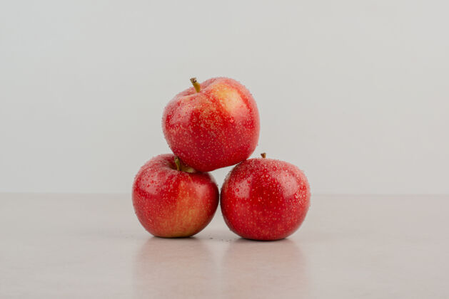 苹果红的 新鲜的苹果放在白桌子上水果美味红色