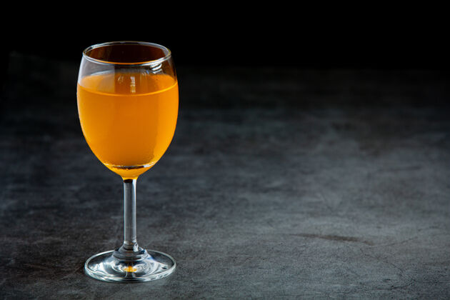 鸡尾酒五颜六色的玻璃杯鸡尾酒光滑补品果汁