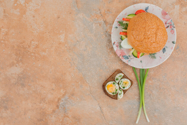 烹饪美味的汉堡包和鸡蛋吐司放在大理石桌上晚餐美味鸡蛋