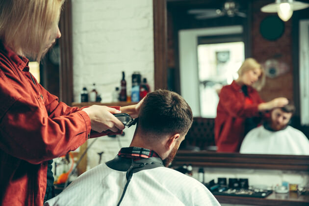 头发客户在理发店剃须理发师椅子色调