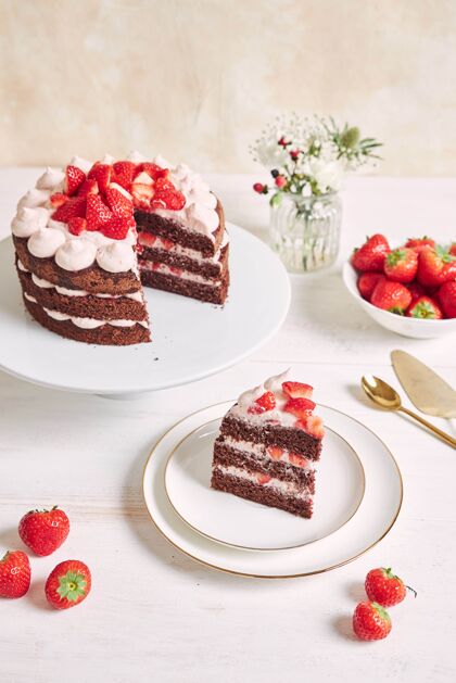 糖美味甜美的蛋糕 上面放着草莓和香肠蛋糕面团切的