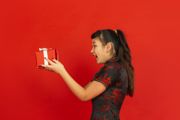 中国亚洲年轻女子送礼品盒新年传统青少年