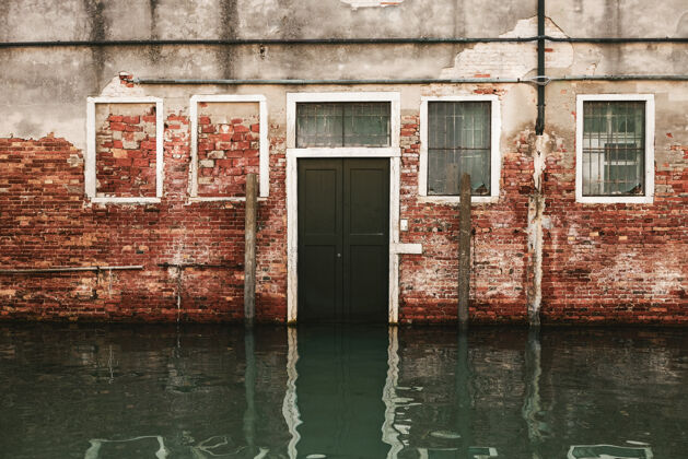 摄影红灰相间的水泥房子 黑色的木门风景大海威尼斯
