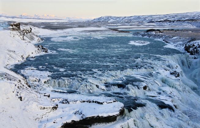 霜冻冰岛的格尔福斯瀑布 欧洲冰雪环绕河雨流
