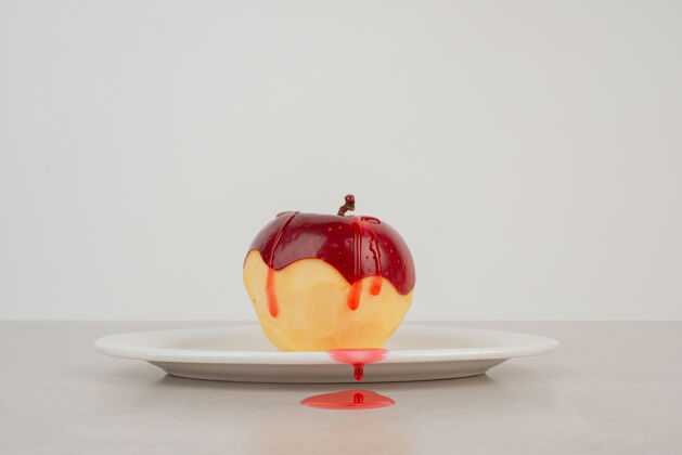 水果把红苹果削皮放在白盘子上美味果皮盘子