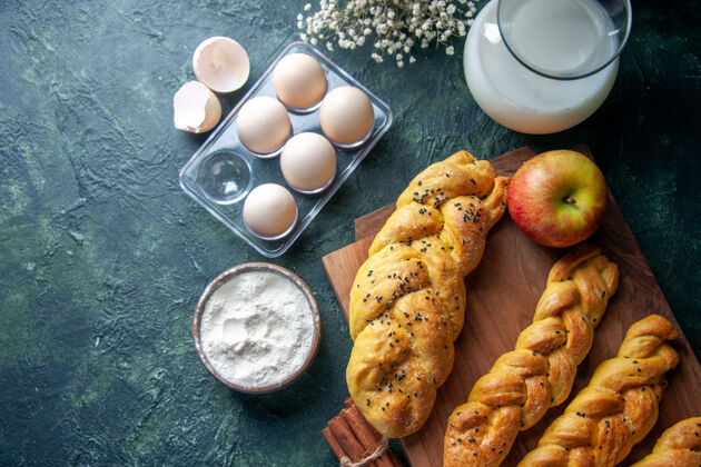 用餐顶视图新鲜鸡蛋配上糕点和牛奶在黑暗的表面面包食物早餐早餐牛奶黑暗的鸟色肉午餐早餐