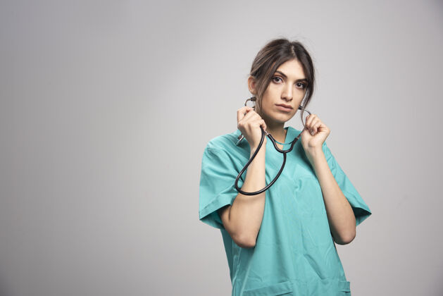 医疗女医生戴着听诊器摆姿势的画像工作听诊器工作