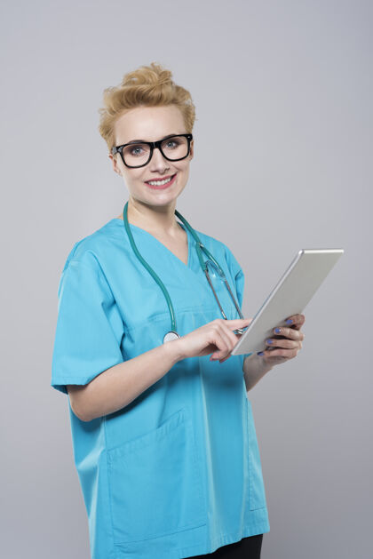 肖像女外科医生和数字平板电脑信任短发医护人员