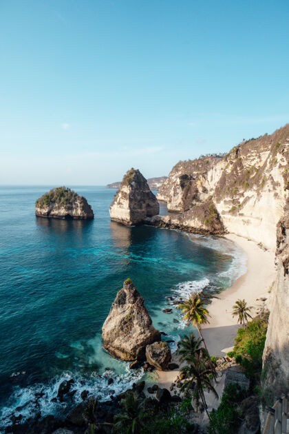 自然美丽的钻石海滩在佩尼达岛 巴厘岛 印度尼西亚棕榈树水墙纸