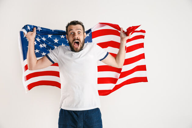 男性拿着美国国旗的年轻人疯狂表达惊人