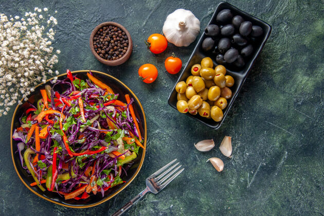 午餐俯瞰图美味的卷心菜沙拉和橄榄在黑暗的背景食物面包假日小吃饮食健康餐午餐木头蔬菜食物