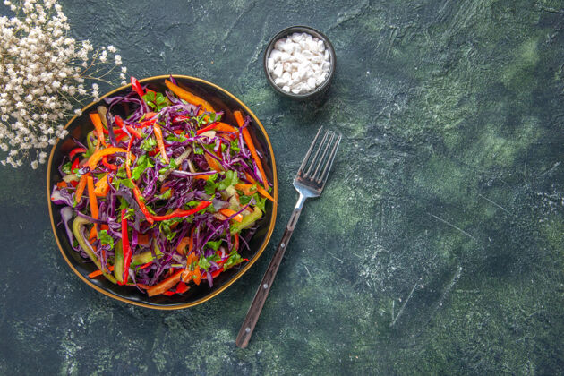 蔬菜顶视图美味的卷心菜沙拉与辣椒内盘深色背景健康面包点心餐减肥午餐假日食品盘子晚餐木头