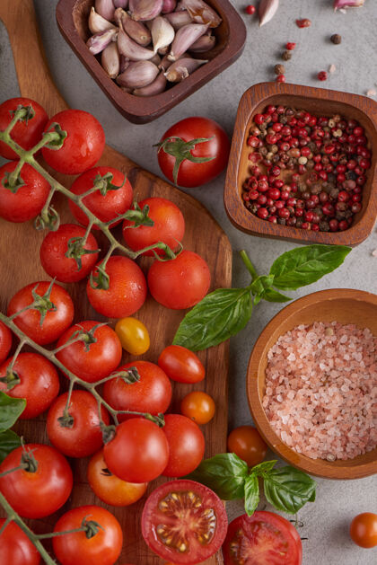 食谱新鲜的红色品种的西红柿与罗勒香料 胡椒西红柿蔬菜概念素食饮食食品收获西红柿美味叶子健康