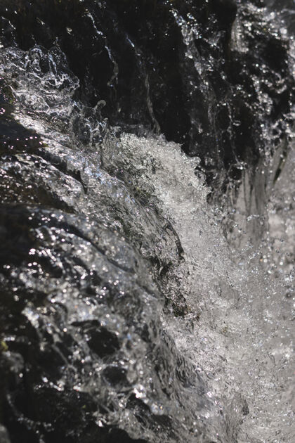 健康黑白垂直拍摄的飞溅的水流水光表面