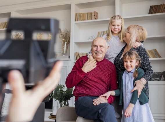 孙子用相机拍照在一起老人家庭
