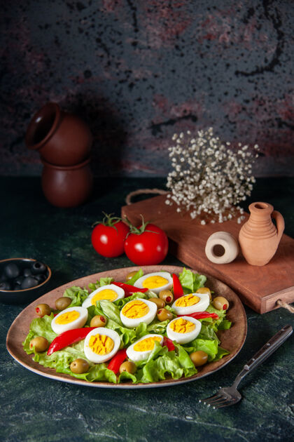 一致性鸡蛋沙拉由橄榄和蔬菜沙拉组成 背景为深蓝色面包晚餐茶