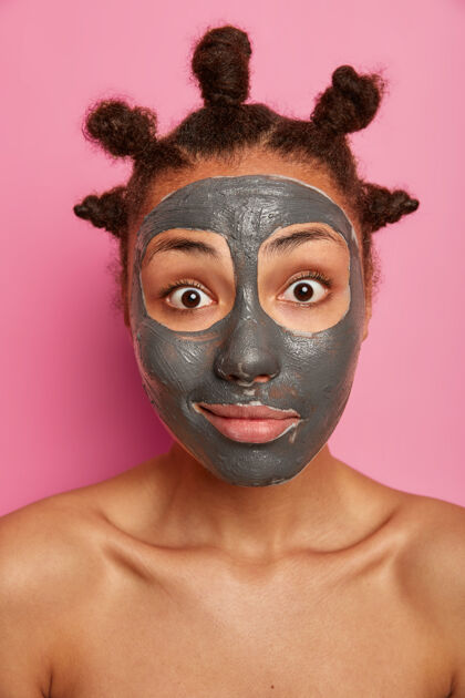 面具用面罩贴近年轻美女梳子面部人