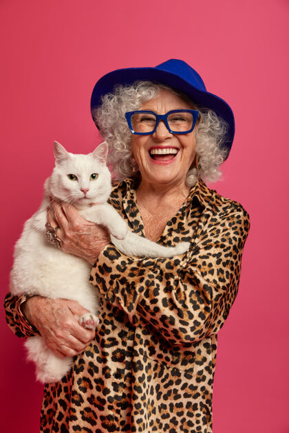 白种人幸福的皱纹时尚奶奶与美丽的猫特写肖像美洲豹皱纹宠物