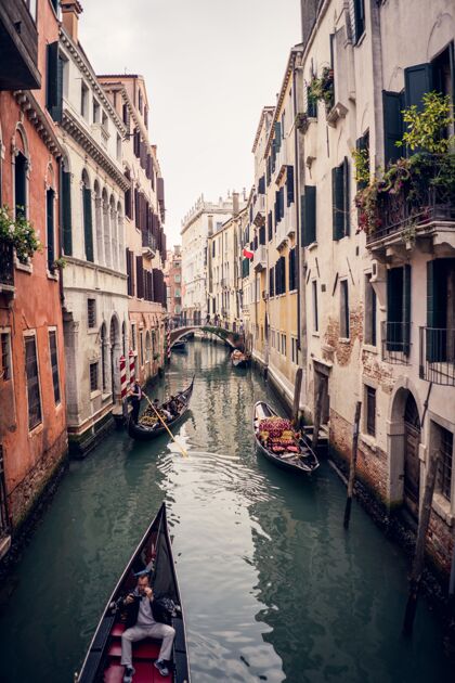 历史意大利威尼斯五颜六色建筑之间的大通道上的平底船的垂直图片水城市房子